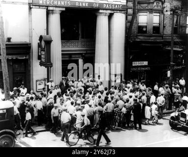 Depositors besiege a merchant bank following the Wall Street crash in 1929.  Picture taken in Passaic, New Jersey. Stock Photo