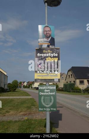 deutschland-den-deutschen-das-plakat-der-neonazi-partei-dritter-weg-hngt-zur-landtagswahl-2024-nicht-oben-am-laternenmast-sondern-ganz-unten-oben-hngt-dagegen-das-plakate-der-cdu-verantwortlich-fr-das-plakatmotiv-ist-laut-visdp-angabe-mario-schulz-er-fhlt-sich-zugleich-so-sicher-dass-er-auf-dem-plakat-seine-anschrift-mit-friedrich-ludwig-jahn-strae-8-in-19309-lanz-angegeben-hat-germany-to-the-germans-the-poster-of-the-neo-nazi-third-way-party-for-the-2024-state-election-does-not-hang-at-the-top-of-the-lamp-post-but-at-the-very-bottom-the-cdu-poster-hangs-at-the-top-accordi-2y62m02.jpg