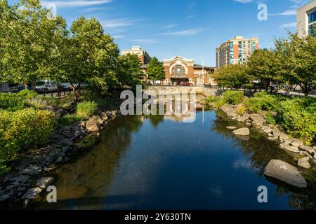 Yonkers, NY - US - Sep 21, 2024 Van der Donck Park at Larkin Plaza is a picturesque urban space in Yonkers, featuring lush greenery and a serene water Stock Photo