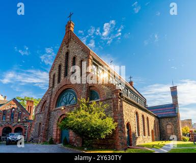 Yonkers, NY - US - Sep 21, 2024 The Late Victorian St. John's Episcopal Church in Getty Square features fieldstone, red brick with a slate gable roof, Stock Photo