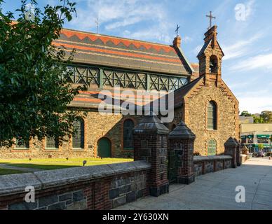 Yonkers, NY - US - Sep 21, 2024 The Late Victorian St. John's Episcopal Church in Getty Square features fieldstone, red brick with a slate gable roof, Stock Photo