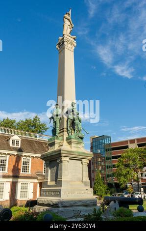 Yonkers, NY - US - Sep 21, 2024 Yonkers Civil War Soldiers and Sailors Memorial features a tall obelisk with a soldier on top, flanked by bronze figur Stock Photo