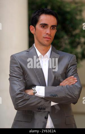 Madrid, 29/07/2009. The President of the Government, José Luis Rodríguez Zapatero, receives the winner of the Tour de France, Alberto Contador, at the Moncloa Palace. Photo: Ángel de Antonio. ARCHDC. Credit: Album / Archivo ABC / Ángel de Antonio Stock Photo