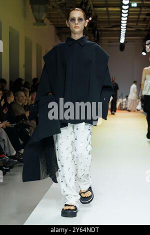 Paris, Frankreich. 23rd Sep, 2024. CFCL Spring/Summer 2025 Runway during Paris Fashion Week on September 2024 - Paris, France, 23/09/2024 Credit: dpa/Alamy Live News Stock Photo