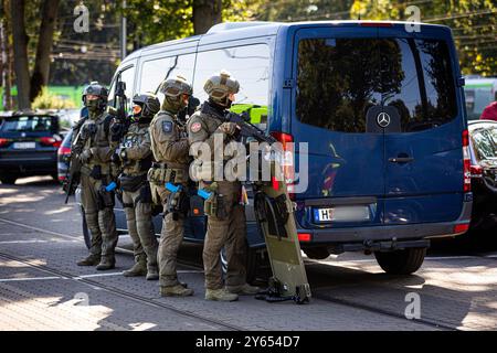 24 September 2024, Lower Saxony, Hanover: Police officers from the Lower Saxony Special Operations Command (SEK) of the Lower Saxony State Office of Criminal Investigation (LKA) take part in a major exercise of the Hanover Police Directorate at the Üstra Glocksee depot. In cooperation with several authorities, the Hanover police department is training for a terrorist attack scenario. Photo: Moritz Frankenberg/dpa Stock Photo