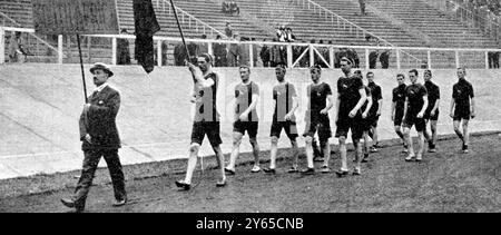 Opening Ceremony of the 1908 Olympic Games showing the diverse costumes of the world's athletes , the occasion was memorable in that two thousand of the finest athletes of the world helped to inaugurate the fourth modern Olympiad : Seen here the representatives on the South African Team , White City Stadium , London , England . 27 April 1908 Stock Photo