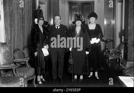 Prime Minister at YWCA meting at Carlton House Terrace . Left to right Lady Londonderry , Prime Minister Stanley Baldwin , Mrs Philip Snowden and Lady Bigge .  9th February 1926 Stock Photo