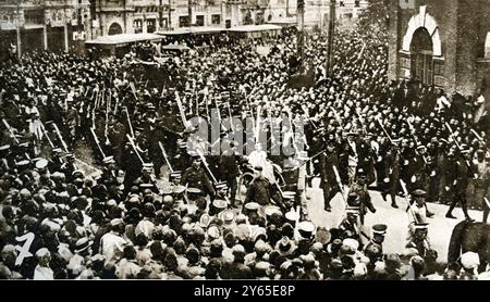 The entry of Chang Tso - Lin ' s victorious troops into the Chinese City at Tientsin .  A triumphal procession for the war - lord of Manchuria during his campaign against the Kuominchun ( Nationalist Forces ) under the ' Christian ' General , Feng Yu - Hsiang . June 1926 Stock Photo