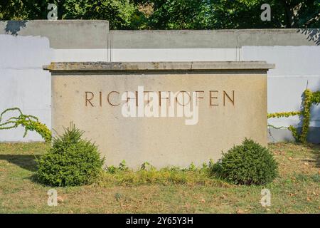 Grab Manfred Freiherr von Richthofen, Der Rote Baron, Invalidenfriedhof, Scharnhorststraße, Mitte, Berlin, Deutschland *** Grave of Manfred Freiherr von Richthofen, The Red Baron, Invalidenfriedhof, Scharnhorststraße, Mitte, Berlin, Germany Stock Photo