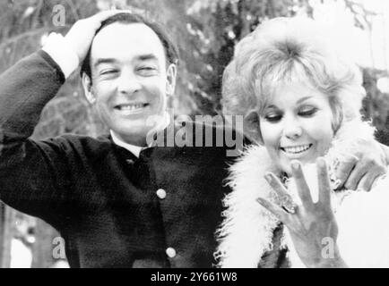 Aspen , Colorado , USA : Actress Kim Novak and English Actor Richard Johnson  displaying her ring the couple married here on 15th March  . 16 March 1965 Stock Photo