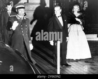 Prince Rainier III and Grace Kelly outside the Monte Carlo casino. 14 April 1956 Stock Photo