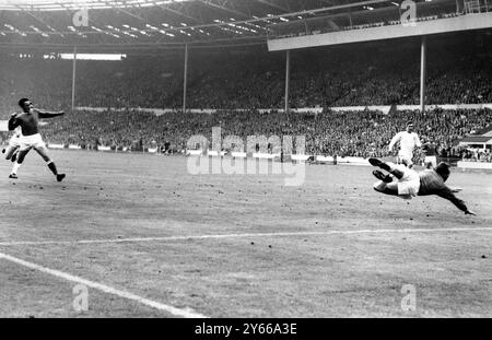 1966 FA Cup Final  Everton v Sheffield Wednesday. Everton's Derek Temple (left) slams the ball into the net to score their third goal, beating Sheffield goalkeeper, Ron Springett, on the right.   14th May 1966 Stock Photo