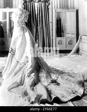 Queen victoria wedding dress lace Black and White Stock Photos & Images - Alamy Queen victoria wedding dress lace Black and White Stock Photos & Images - Alamy