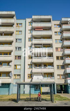 Hochhaus, Blasewitzer Ring, Obstallee-Siedlung, Staaken, Spandau, Berlin, Deutschland *** High-rise building, Blasewitzer Ring, Obstallee Siedlung, Staaken, Spandau, Berlin, Germany Stock Photo