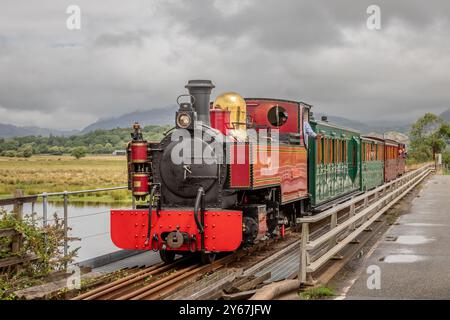 Hunslet 2-6-2T 'Russell' approaches Pont Croesor station on the Welsh Highland Railway Stock Photo