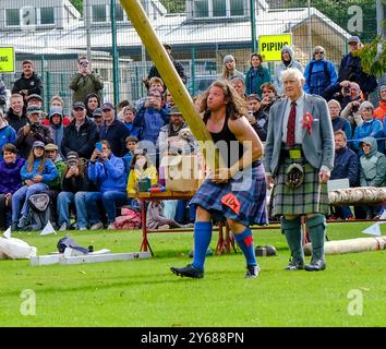 Tossing the Caber at the Glen Urquhart Highland Gathering 2022 Stock ...