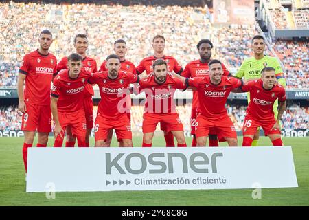 Valencia, Spain. 24th Sep, 2024. VALENCIA, SPAIN - SEPTEMBER 24: The CA Osasuna team line up for a photo prior to kick off during the La liga EA Sports match between Valencia CF and CA Osasuna at Mestalla Stadium on September 24, 2024 in Villarreal, Spain. (Photo by Jose Torres/Photo Players Images/Magara Press) Credit: Magara Press SL/Alamy Live News Stock Photo