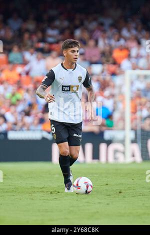 Valencia, Spain. 24th Sep, 2024. VALENCIA, SPAIN - SEPTEMBER 24: Enzo Barrenechea Centre-Back of Valencia CF runs with the ball during the La liga EA Sports match between Valencia CF and CA Osasuna at Mestalla Stadium on September 24, 2024 in Villarreal, Spain. (Photo by Jose Torres/Photo Players Images/Magara Press) Credit: Magara Press SL/Alamy Live News Stock Photo