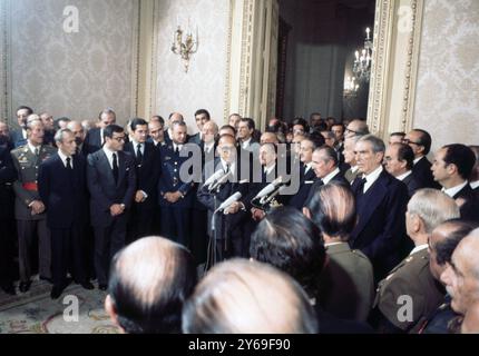 SUAREZ, ADOLFO. POLITICO ESPAÑOL.CEBREROS 1932-. FOTO DEL AÑO 1975. ACTO DE TOMA DE POSESION DEL PRIMER GOBIERNO DEL REY JUAN CARLOS I. PICTURED. Arias Navarro , General Alvarez Arenas ,. Stock Photo