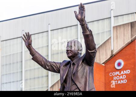 Statue of WALTER SMITH, outside Ibrox football stadium, the home of Rangers FC, Edmiston Road, Govan, Glasgow, Scotland, UK. Walter Smith  (24.02.48 - Stock Photo
