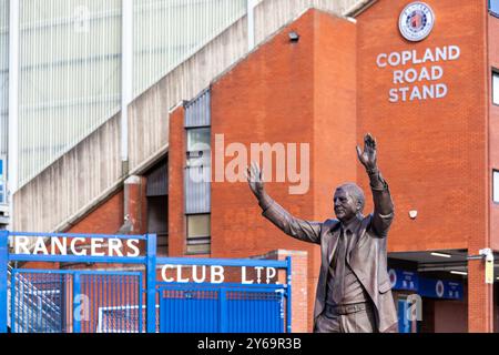 Statue of WALTER SMITH, outside Ibrox football stadium, the home of Rangers FC, Edmiston Road, Govan, Glasgow, Scotland, UK. Walter Smith  (24.02.48 - Stock Photo