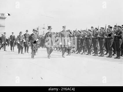 Adm. Ching Kwong & Gaynor, Photo shows Rear Admiral Chin Pih Kwang of the Imperial Chinese Navy and New York City Mayor William Jay Gaynor (center) reviewing Chinese sailors at Grant's Tomb in New York City on Sept. 18th, 1911., 1911 Sept. 18., Glass negatives, 1 negative: glass; 5 x 7 in. or smaller. Stock Photo