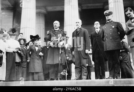 Adm. Ching Kwong and Mayor Gaynor, Photo shows Rear Admiral Chin Pih Kwang of the Imperial Chinese Navy and New York City Mayor William Jay Gaynor, with their hats off, at Grant's Tomb in New York City on Sept. 18th, 1911., 1911 Sept. 18., Glass negatives, 1 negative: glass; 5 x 7 in. or smaller. Stock Photo