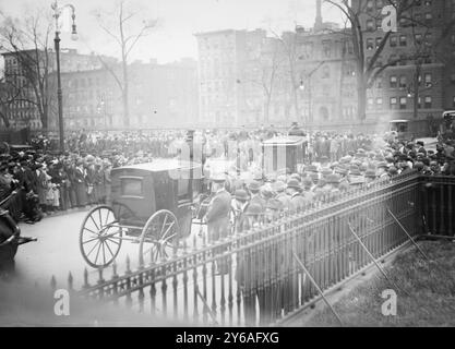 Morgan funeral leaving St. George's, Photo shows funeral of financier John Pierpont Morgan (1837-1913) which took place on April 14, 1913 in New York City., 1913 April 14, Glass negatives, 1 negative: glass; 5 x 7 in. or smaller. Stock Photo