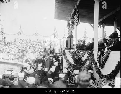 Taft at unveiling of Columbus Memorial, Photo shows President William Howard Taft (1857-1930) in Union Station Plaza, Washington, D.C., unveiling the Columbus Memorial., 1912 June 8, Glass negatives, 1 negative: glass; 5 x 7 in. or smaller. Stock Photo