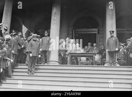 Gaynor notification, Photo shows the notification ceremony that took place on September 3, 1913 on the steps of City Hall, New York City, where Mayor William J. Gaynor was nominated for re-election., 1913 Sept. 3, Glass negatives, 1 negative: glass; 5 x 7 in. or smaller. Stock Photo