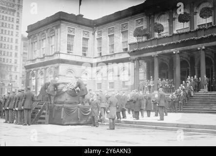 Gaynor casket leaving City Hall, Photo shows funeral of William Jay Gaynor (1849-1913), Mayor of New York City., 1913 Sept. 20, Glass negatives, 1 negative: glass; 5 x 7 in. or smaller. Stock Photo