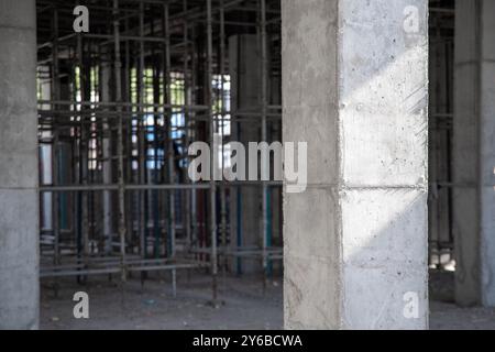 Reinforced Concrete Column Stands Amidst Scaffolding, Awaiting Concrete Pouring for the Construction of the Building's Floor Stock Photo