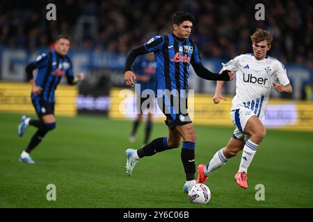 Raoul Bellanova (Atalanta) Nicolas Paz (Como) during the Italian Serie A match between Atalanta 2-3 Como at Gewiss Stadium on September 24, 2024 in Bergamo, Italy. Credit: Maurizio Borsari/AFLO/Alamy Live News Stock Photo