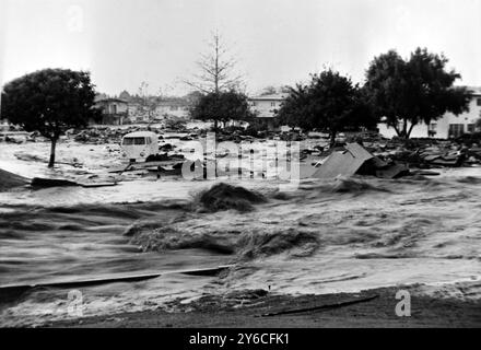 18 DECEMBER 1963 WATER STILL FLOODING THE AREA AFTER THE COLLAPSE OF A WALL AT THE BALDWIN HILLS RESERVOIR DAM CAUSED MASS DEVASTATION TO NEARBY RESIDENTIAL PROPERTY IN LOS ANGELES, CALIFORNIA, USA. Stock Photo