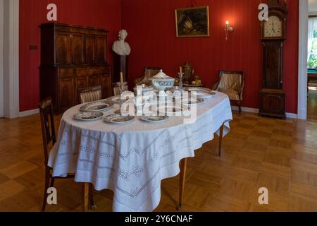 NOVOSPASSKOYE, RUSSIA - JULY 13, 2024: A set table in the ancient dining room. The ancestral estate of the Russian composer Mikhail Ivanovich Glinka Stock Photo