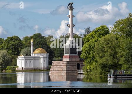 PUSHKIN, RUSSIA - AUGUST 13, 2024: View of the Chesme Column and the Turkish Bath pavilion on the Big Pond on an August day. Catherine Park, Tsarskoye Stock Photo