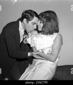 ANTHONY NEWLEY WITH ACTRESS JOAN COLLINS AND NEW BORN BABY DAUGHTER IN NEW YORK /  ;  19 OCTOBER 1963 Stock Photo