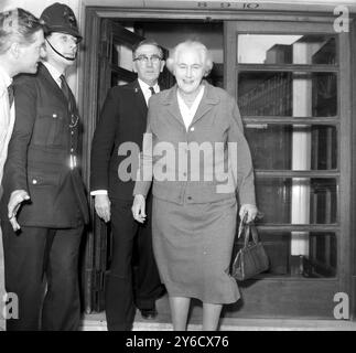 LADY DOROTHY MACMILLAN D LEAVES KING EDWARD VII HOSPITAL IN LONDON  /  ;  11 OCTOBER 1963 Stock Photo