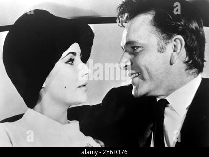 31 AUGUST 1963  ELIZABETH TAYLOR AND RICHARD BURTON DURING A SCENE FROM THEIR LATEST FILM THE VIPS, LONDON, ENGLAND. Stock Photo