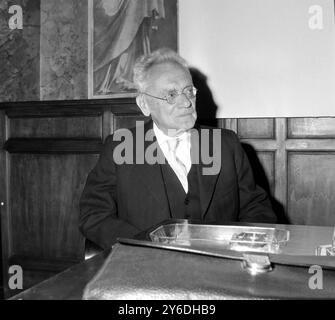 KARL VON FRISCH AT PRESS CONFERENCE IN ROME /  ;  10 MAY 1963 Stock Photo