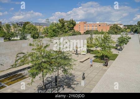 Skulpturengarten, Neue Nationalgalerie, Potsdamer Straße, Mitte, Berlin, Deutschland *** Sculpture Garden, Neue Nationalgalerie, Potsdamer Straße, Mitte, Berlin, Germany Stock Photo