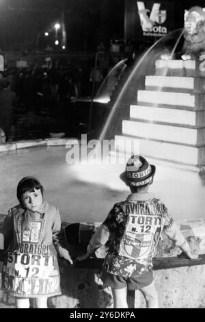 28 APRIL 1963  CHILDREN WITH SLOGANS OF THE CHRISTIAN DEMOCRATIC PARTY AT A RALLY OF PREMIER FANFANI ON THE LEAD UP TO THE GENERAL ELECTIONS. THE FOUNTAIN OF THE LIONS IN THE PIAZZA DEL POPOLO, ROME, ITALY. Stock Photo