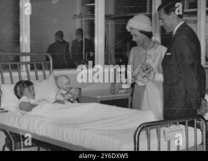 QUEEN ELIZABETH II HOSPITAL VISITS LINDA OWEN IN  MELBOURNE ;  25 FEBRUARY 1963 Stock Photo