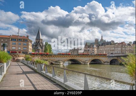 View of Metz with the Temple Neuf and the Metz cathedral from Pucelle passerelle next to the Moselle river bridged by the Pont Moyen, France Stock Photo