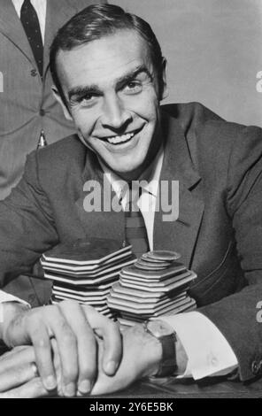9 JANUARY 1963 TAKING HIS ROLE AS JAMES BOND INTO REAL LIFE, SEAN CONNERY WINS 17 MILLION LIRE ON THE ROULETTE WHEEL AT A CASINO  IN ST VINCENT, ITALY. Stock Photo