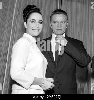 20 DECEMBER 1962  ELIZABETH TAYLOR AND RICHARD BURTON ON SET FOR THE MGM FILM V.I.P.S. DURING FILMING AT BOREHAMWOOD, HERTFORDSHIRE, ENGLAND. Stock Photo