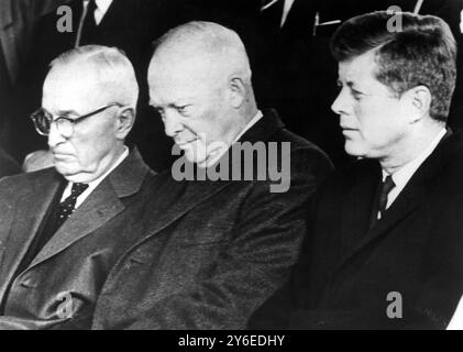 11 NOVEMBER 1962  PRESIDENT JOHN F KENNEDY AND FORMER PRESIDENTS HARRY TRUMAN AND DWIGHT EISENHOWER AT THE FUNERAL OF ELEANOR ROOSEVELT IN THE FAMILY HOME OF HYDE PARK, NEW YORK, USA. Stock Photo