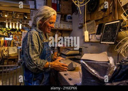 Lisa Wohlfahrt prepares clay for a new piece in her workshop in Mölle. Each piece at the Krukmakeri goes through up to 15 processing steps before it is finished and unique. The workshop processes up to 20 tonnes of clay a year. Mölle hamnallé, Höganäs kommun, Skåne, Sweden. Stock Photo
