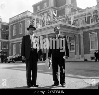 NABI GHULAM AT DEMONSTRATION KASHMIRIS PARADE AT MARLBOROUGH HOUSE IN LONDON  /  ;  13 SEPTEMBER 1962 Stock Photo