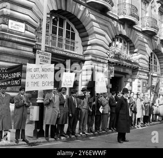 DEMONSTRATION KASHMIRIS PARADE AT MARLBOROUGH HOUSE IN LONDON   ;  13 SEPTEMBER 1962 Stock Photo